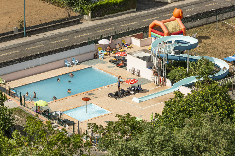 Piscine du Camping du Domaine de la Tour vue de haut