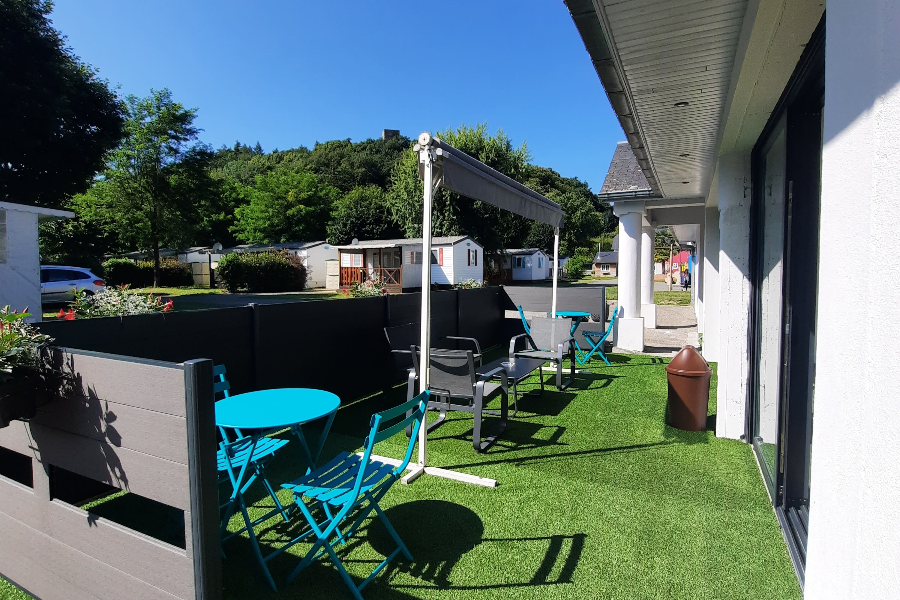 Terrasse d'un mobile home au Camping du Domaine de la Tour