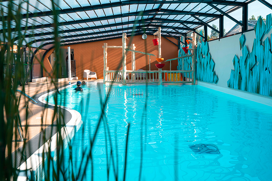 piscine couverte - ©Camping Les Alizés