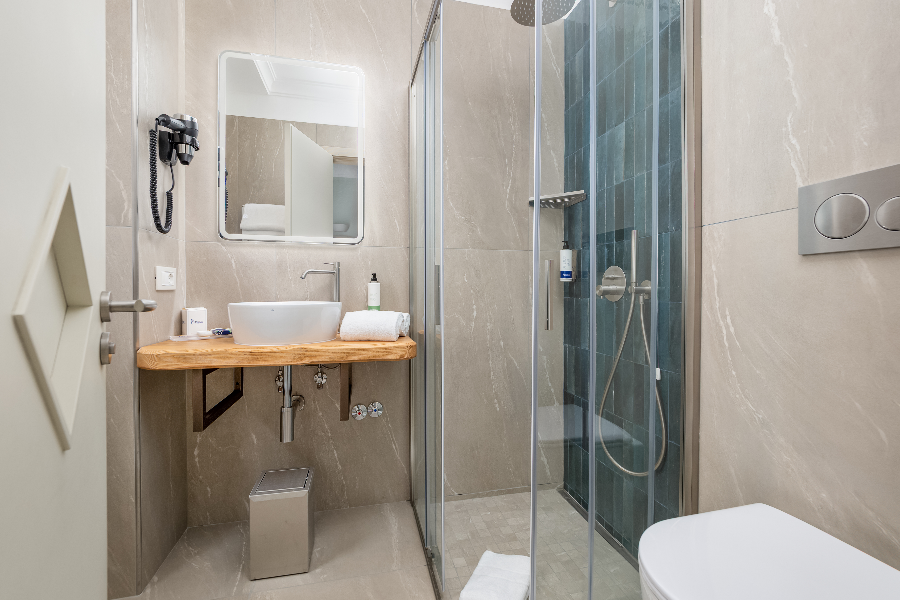 Comfort double room / bathroom