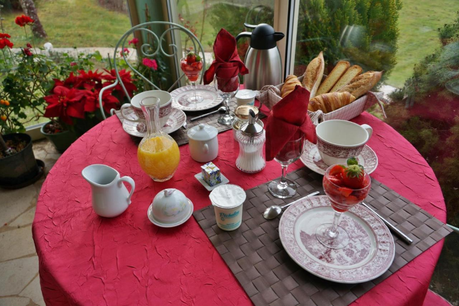 Petit déjeuner avec des produits locaux - ©Les Feuillantines