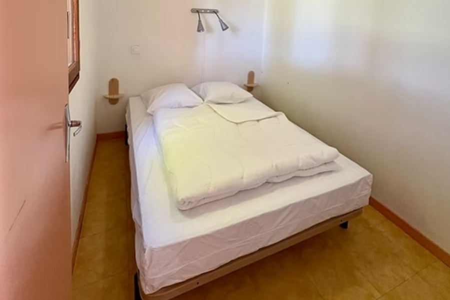 Chambre avec un grand lit