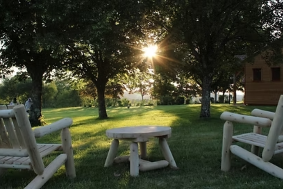 Mobilier à disposition pour profiter du soleil couchant