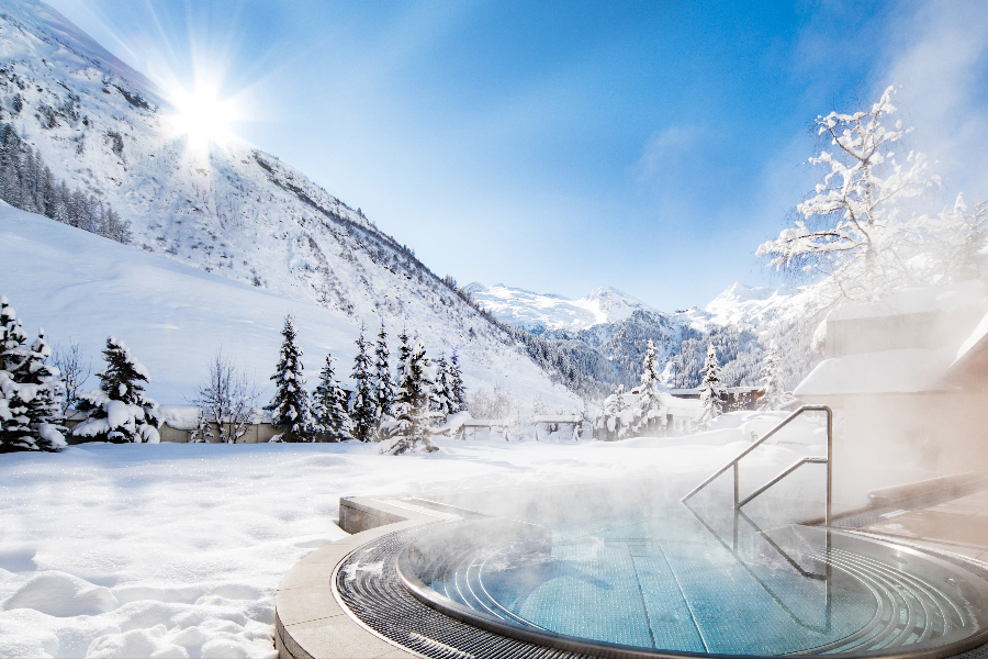 Bain à remous sous la neige face au glacier de Hintertux, Tyrol - ©© Hotel Alpenhof Hintertux