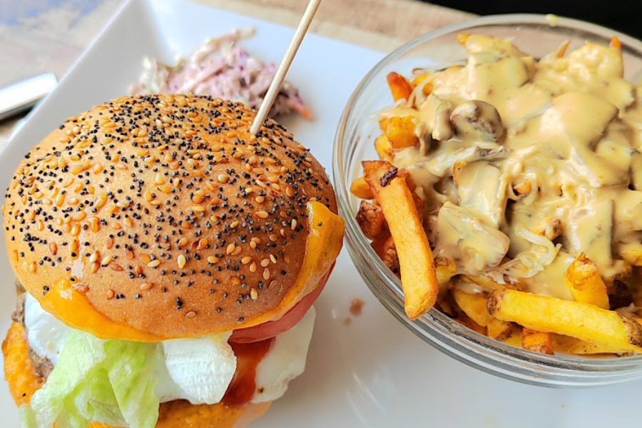 Burger avec la fameuse poutine - ©P’tit Québec