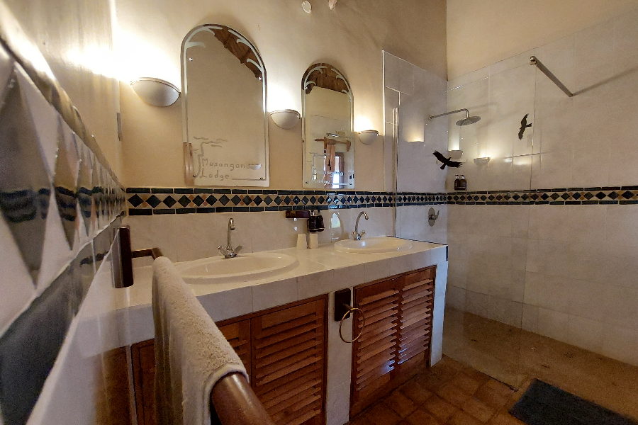 Spacious lodge bathroom. - ©Musangano Lodge