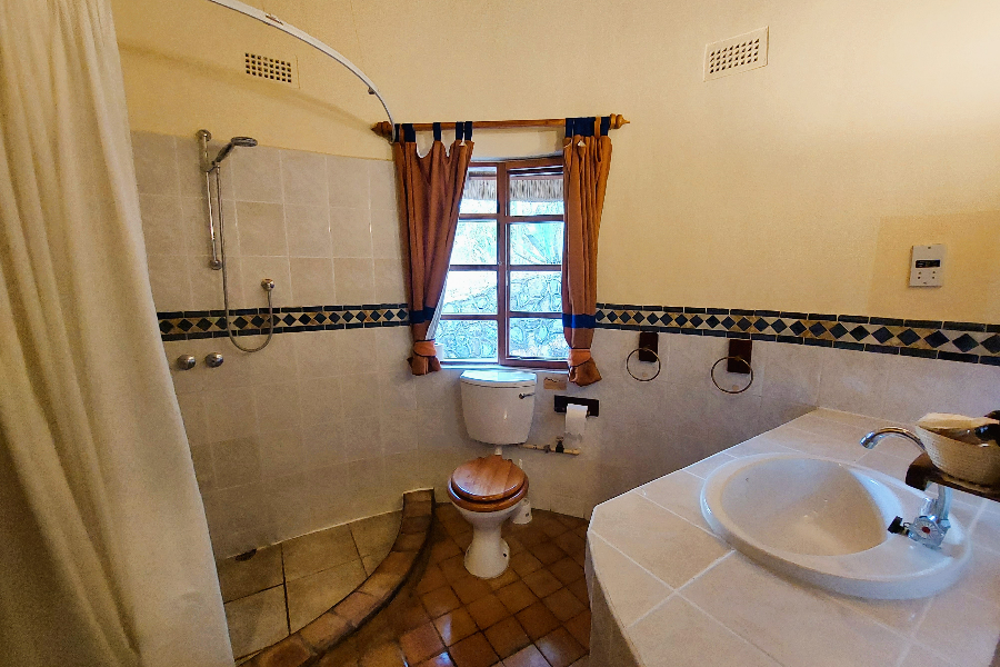 Bathroom of a chalet. - ©Musangano Lodge