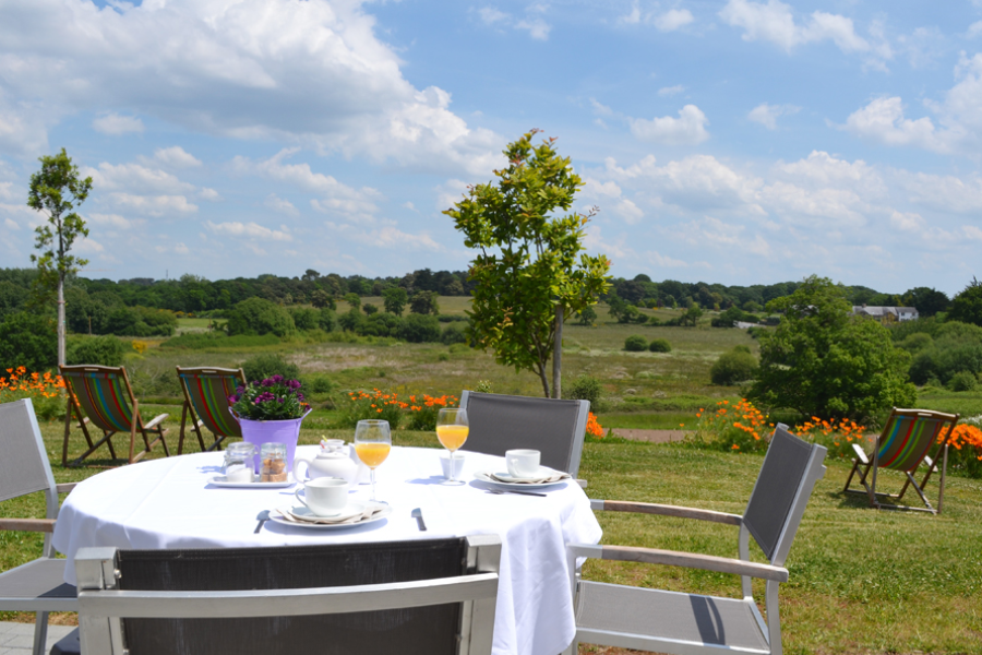 Repas sur la terrasse, vue sur la nature - ©Les Hauts de Toulvern