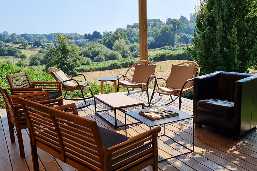Sur la terrasse de la maison de réception face à la nature - ©Les Hauts de Toulvern
