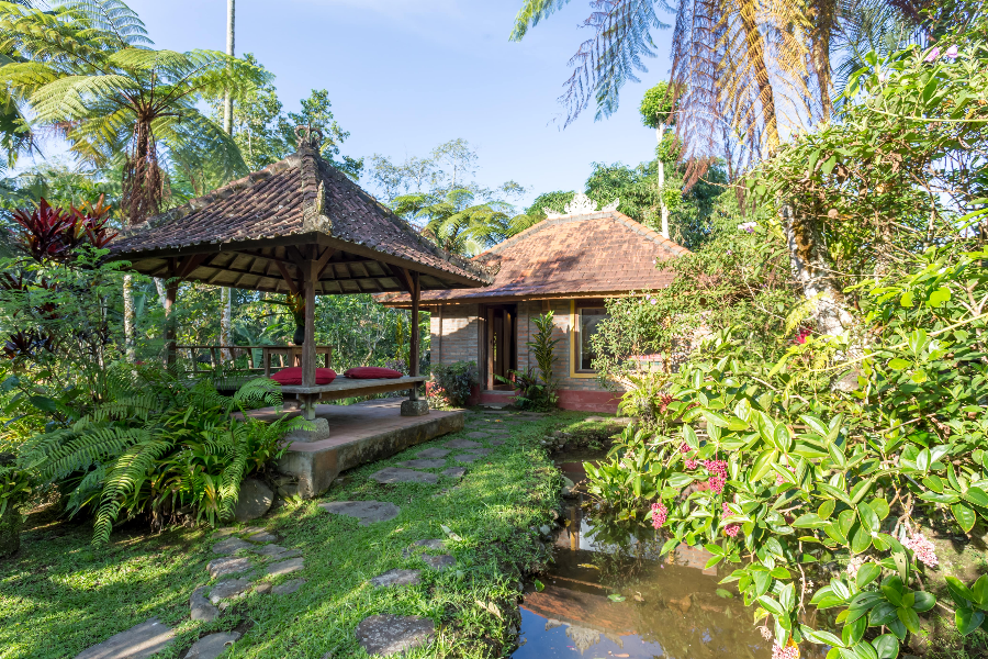 Bungalow surrounded by tropical garden - ©Prana Dewi Mountain Resort