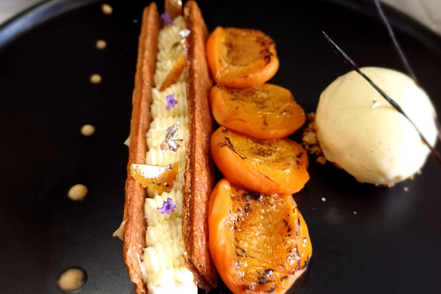 Abricots rôtis, crème légère à la lavande, glace crème d'Isigny - ©Auberge des lacs