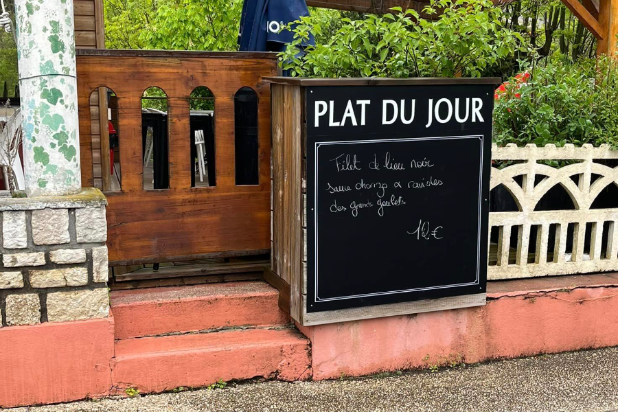 Photo de l’extérieur de l’hôtel avec le plat du jour en devanture - ©DR