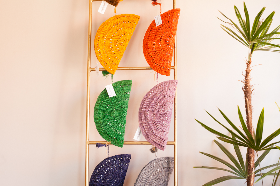 Des articles de mode et de cadeaux, de qualité. Du 'hand made' à base de penjy et de raphia made in Mada.