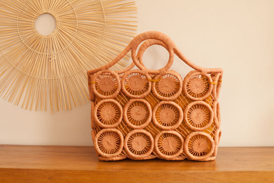 Des articles de mode et de cadeaux, de qualité. Du 'hand made' à base de penjy et de raphia made in Mada.