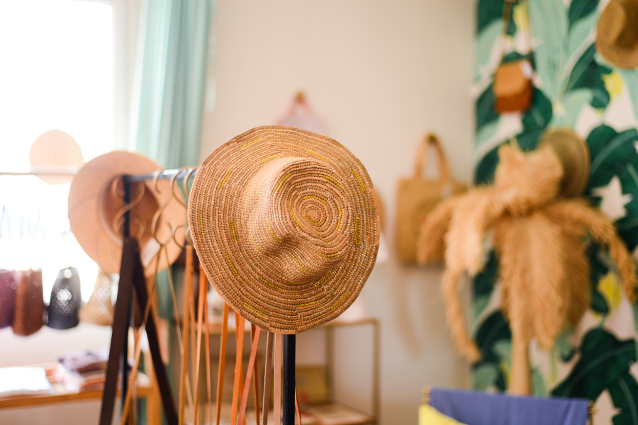 Des articles de mode et de cadeaux, de qualité. Du 'hand made' à base de penjy et de raphia made in Mada.