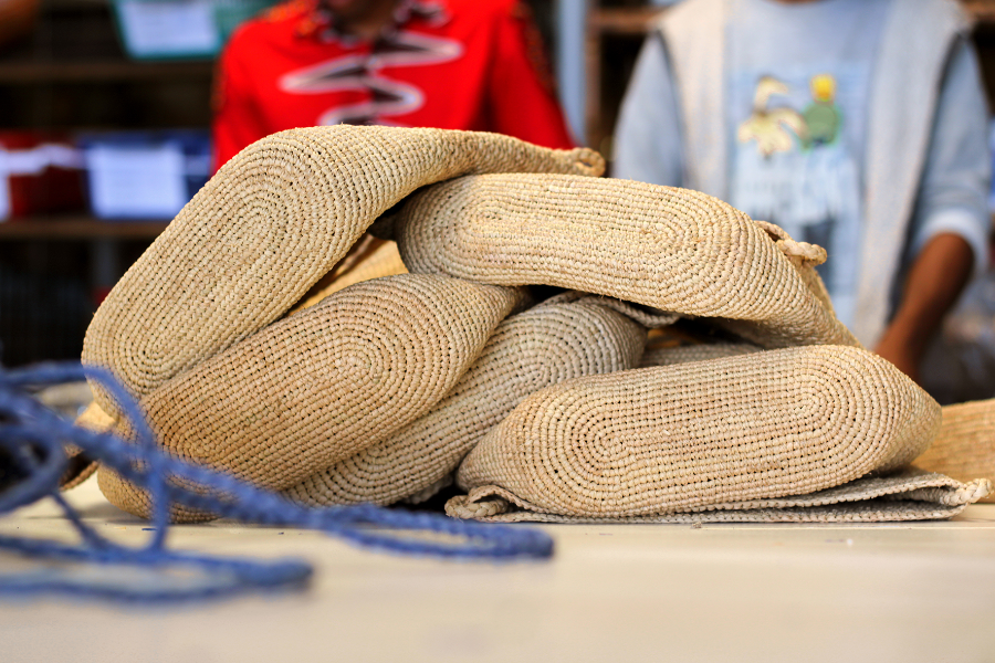 Un atelier 100% malagasy qui crée et fabrique des produits finis à base de penjy et de raphia made in Mada