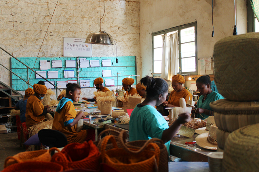 Un atelier 100% malagasy qui crée et fabrique des produits finis à base de penjy et de raphia made in Mada