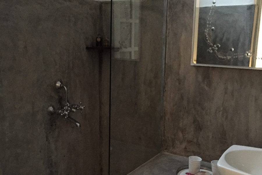 Medium room bathroom