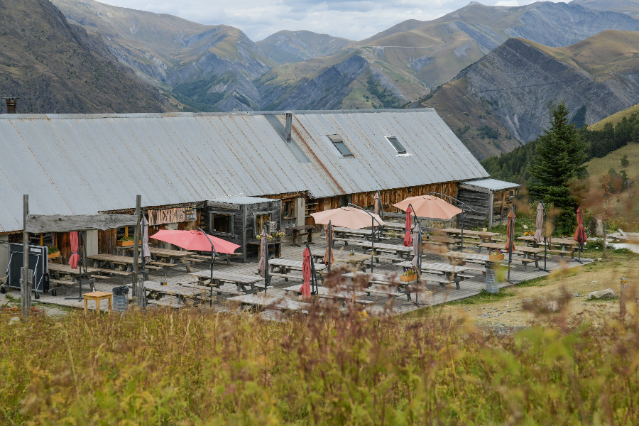 Vue sur la terrasse du restaurant d’altitude La Bergerie, on voit les montagnes - ©DR