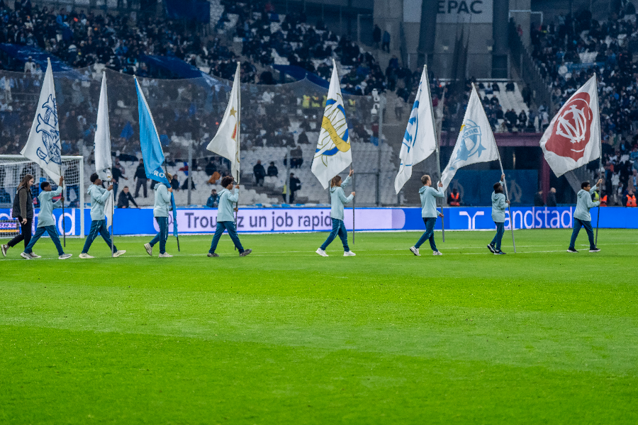 Porteurs des drapeaux avant match - ©Olympique de Marseille