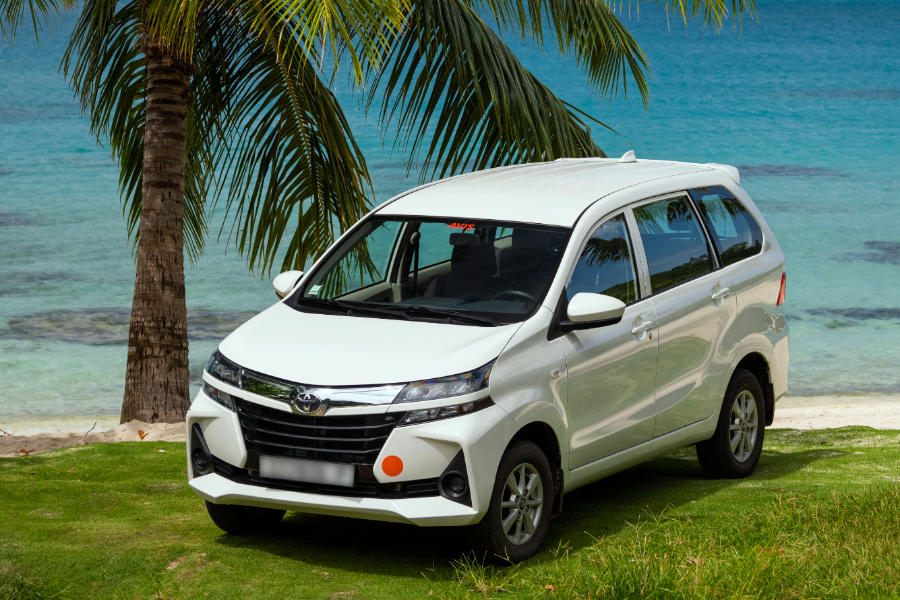 Toyota Avanza, gamme familiale avec 7 places pour des vacances en famille - ©avisborabora