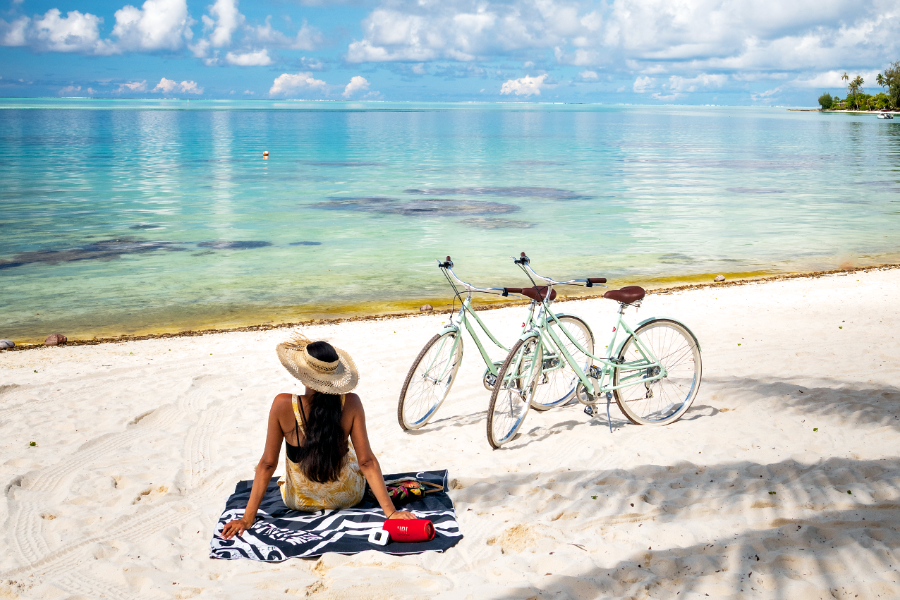 Une balade à vélo, classique ou électrique pour visiter l'île en toute liberté - ©avisborabora