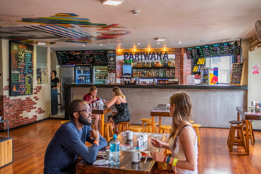Bar et restaurant, cuisine et boissons locales et internationales - ©Pariwana Hostels