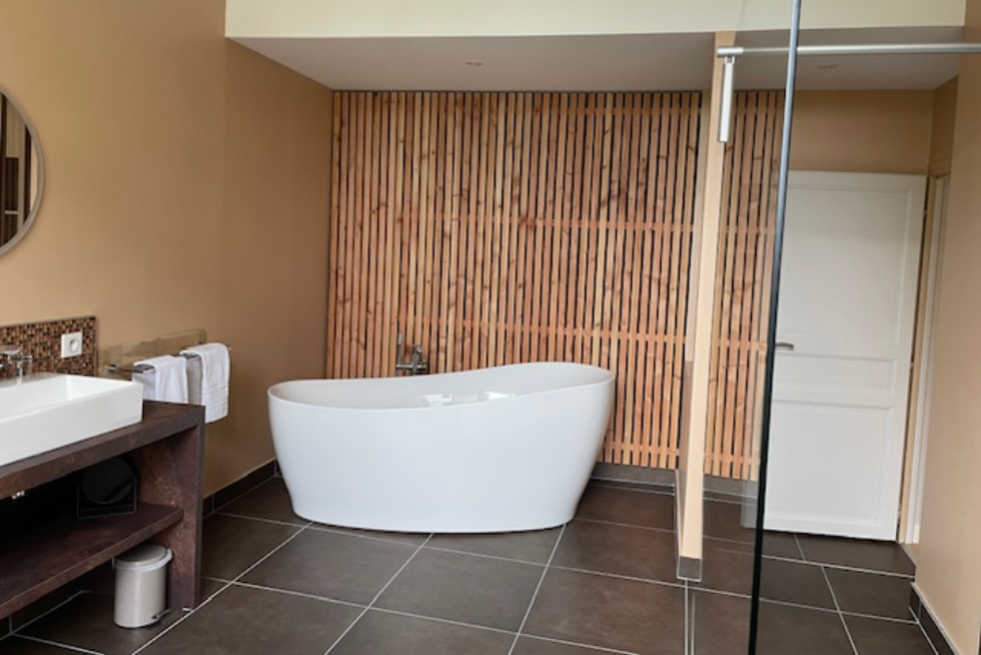 LE MANOIR DES CÈDRES- salle de bain avec baignoire