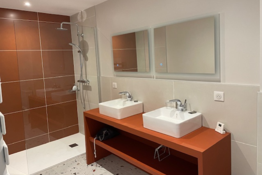 LE MANOIR DES CÈDRES -  salle de bain avec douche