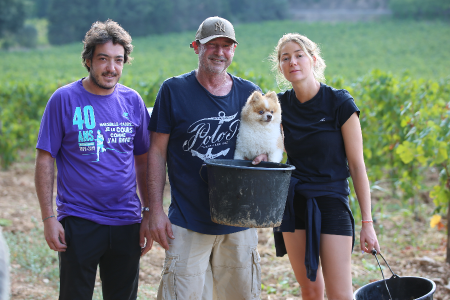 Père, Fils, Fille et Pavel la Mascotte du Domaine - ©Couleurs Cassis