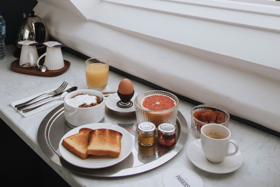 Petit-déjeuner en chambre - ©Hôtel Paradis