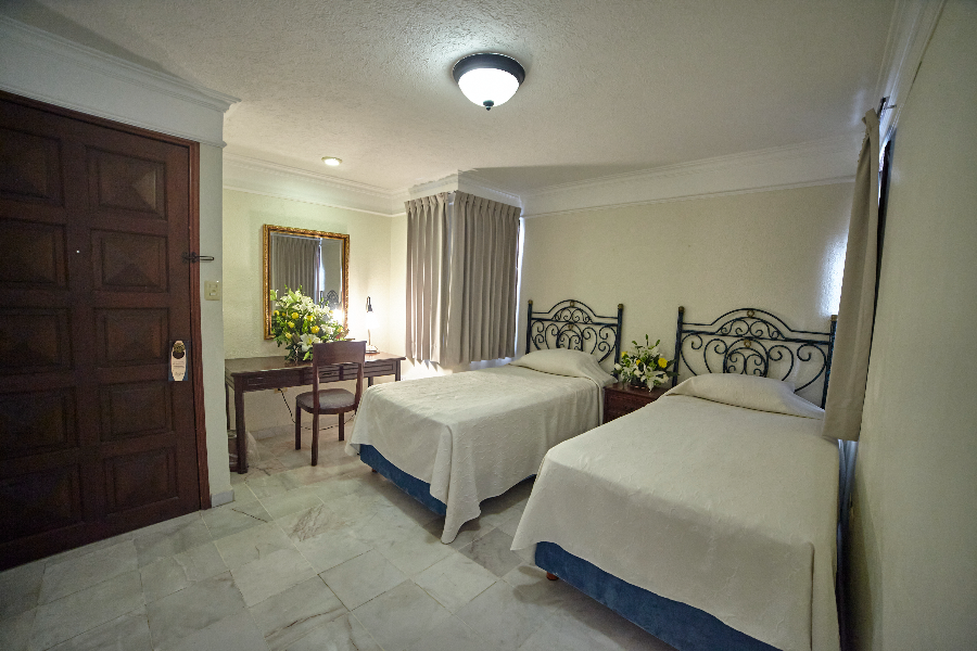 Jr. Suite Una Cama King Size + 2 Camas Individuales - ©Hotel Francis Drake