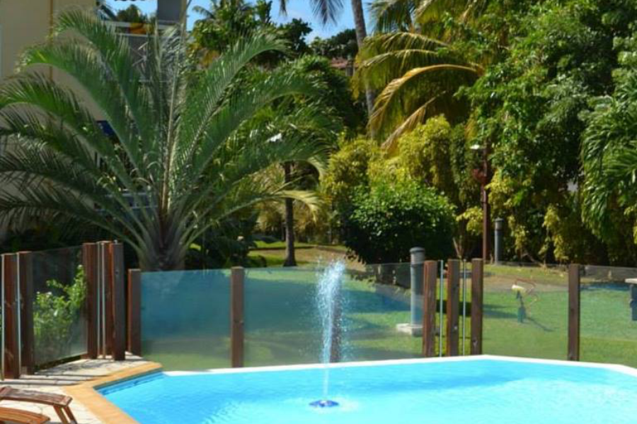 piscine et jardin tropical - ©LES CREOLINES
