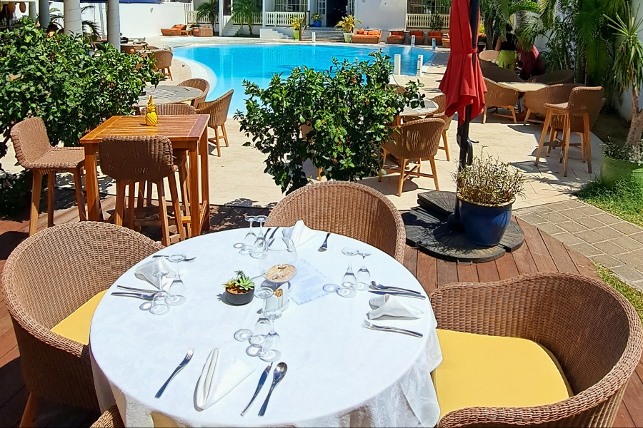 Table bord piscine