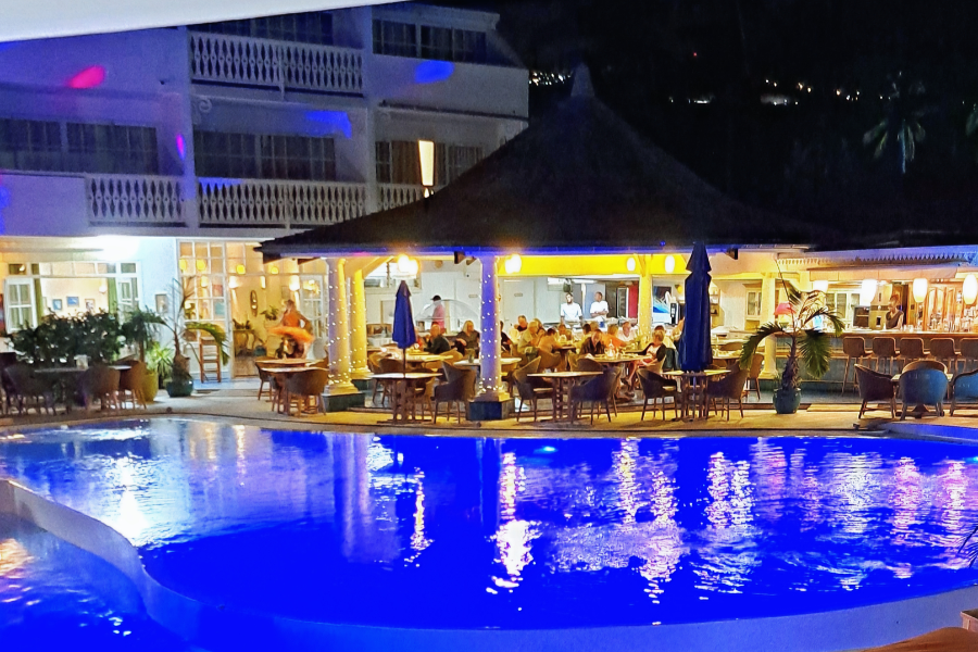 Restaurant et piscine by night