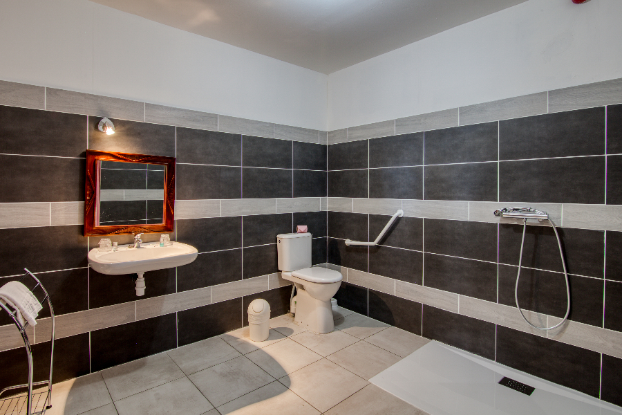 Salle de bain Accessible PMR - ©Hôtel de la Beauronne