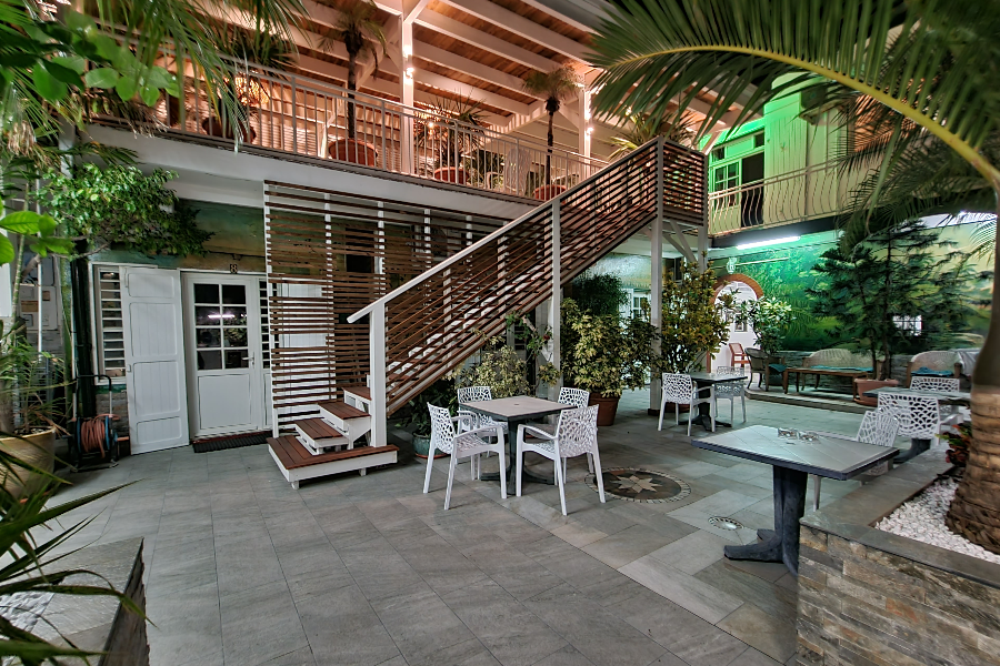 patio nuit - ©hotel papa daya