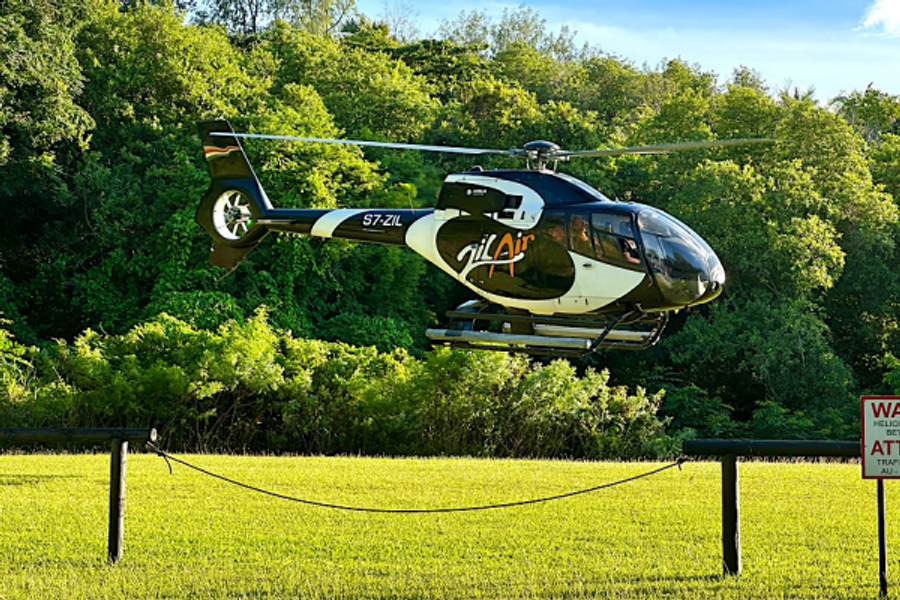 transfert en hélicoptère sur notre hélipad privé - ©chateaudefeuilles.com