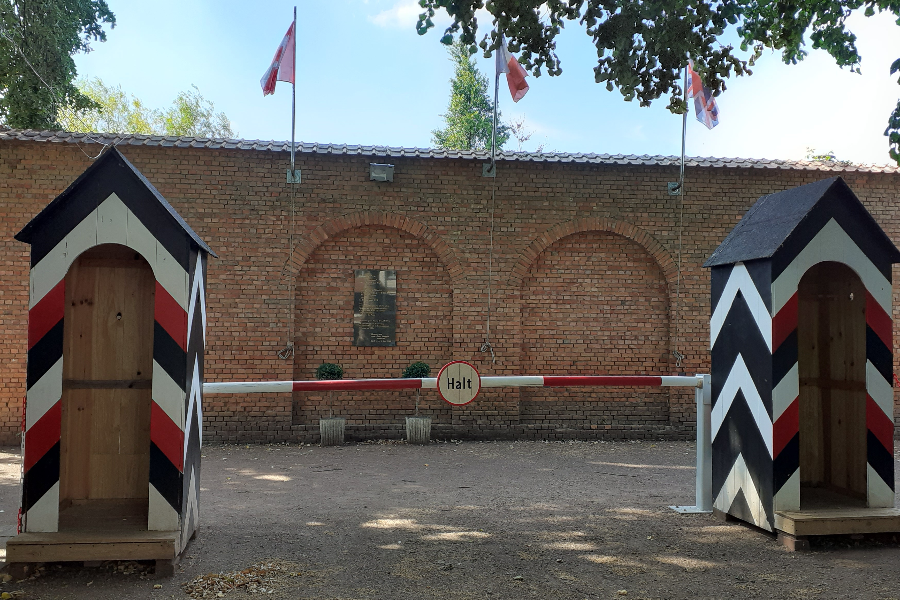 Entrée cour Musée - ©copyright Musée du 5 juin 1944