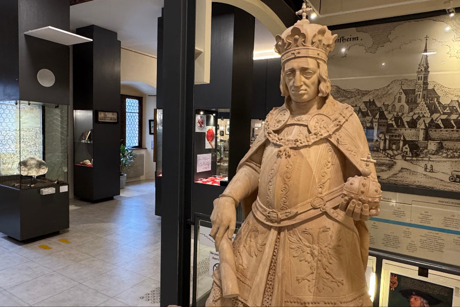 Statue de Maximilien Ier de Habsbourg et météorite d'Ensisheim, au coeur de la section historique
