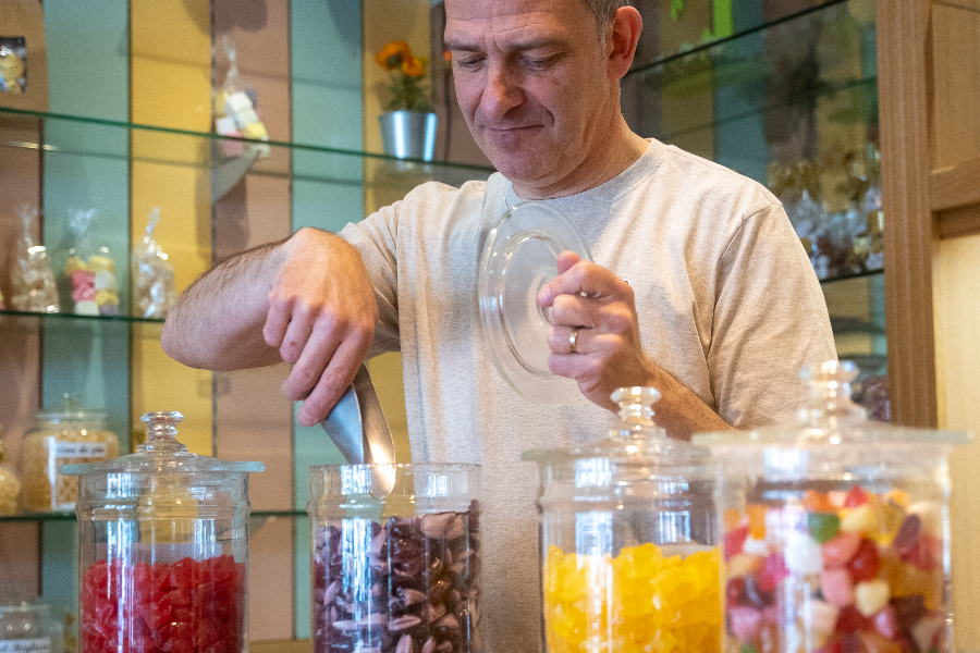 Sélection de berlingots par Eric, le propriétaire des lieux et fabricants de Berlingots artisanaux à la Confiserie Aux Délices - ©Confiserie Aux Délices