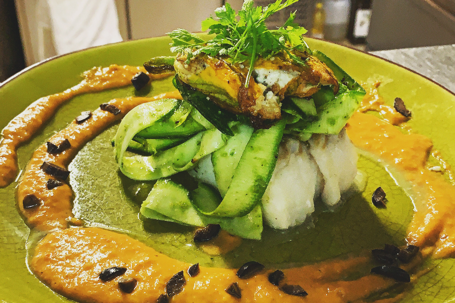 Dos de Cabillaud de Bretagne rôti, courgettes marinées, fleurs de Courges farcie à la Ricotta et au Tomates confites, Olives noires