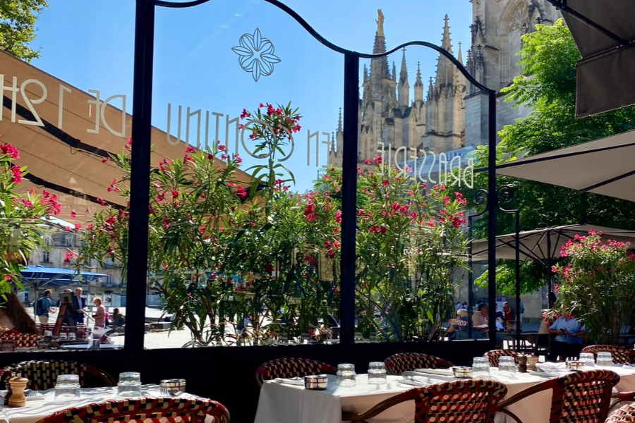 Face à la cathédrale - ©Café Français