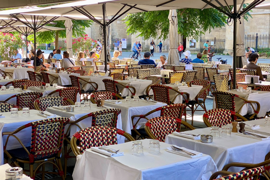 Belle terrasse ensoleillée - ©Café Français